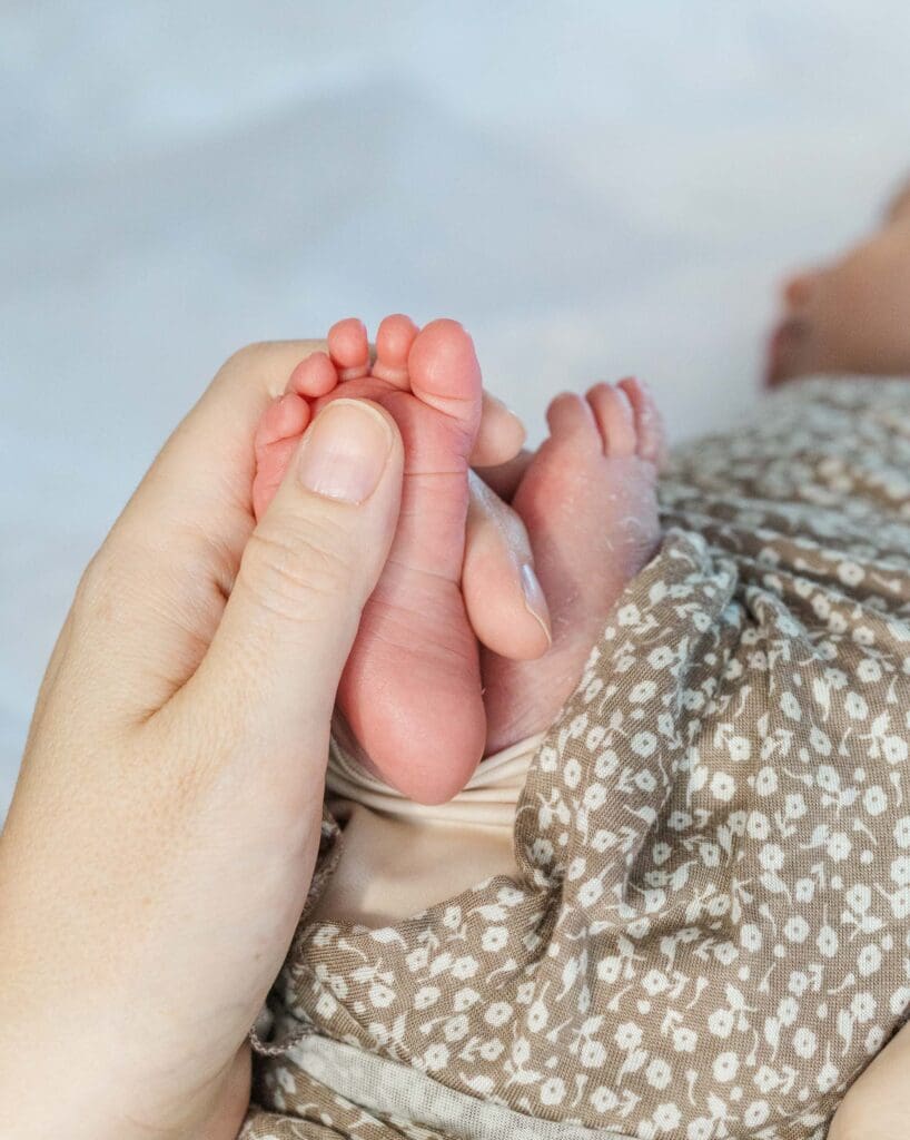 mom holding her newborn baby's feet
